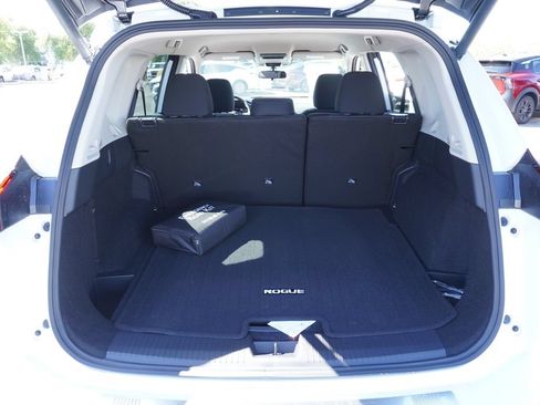 Certified 2026 Nissan Rogue SV FWD image 8