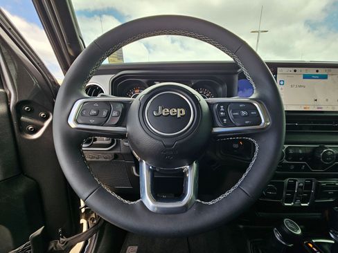 Used 2025 Jeep Wrangler Unlimited Sahara AWD/4WD image 17