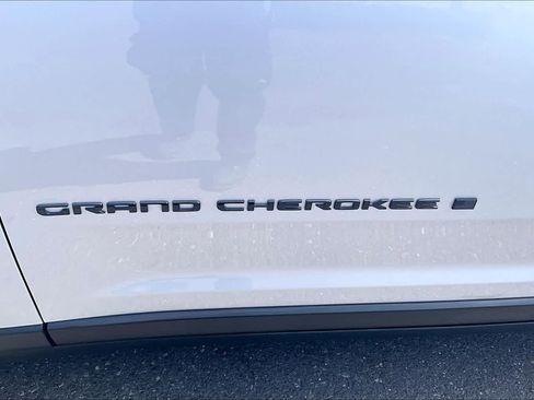 Used 2024 Jeep Grand Cherokee Altitude AWD/4WD image 7