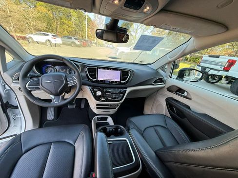 Used 2024 Chrysler Pacifica Touring-L image 12