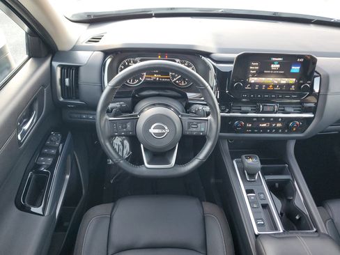 Used 2025 Nissan Pathfinder SL image 22