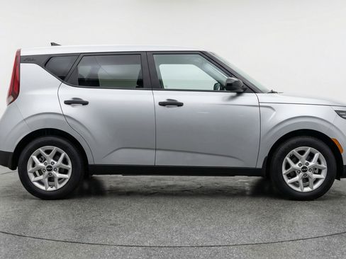 Used 2025 Kia Soul LX w/ LX Technology Package FWD image 11