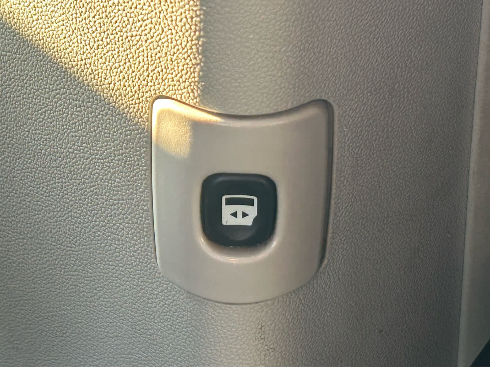 Used 2016 Chrysler Town & Country Touring FWD image 16