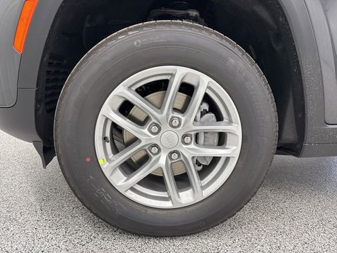 Used 2025 Jeep Grand Cherokee Laredo X image 9