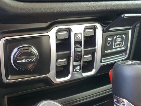 Used 2025 Jeep Wrangler Sahara image 25