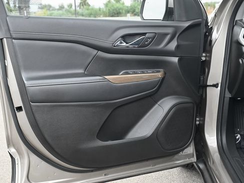 Used 2022 GMC Acadia SLE FWD image 35