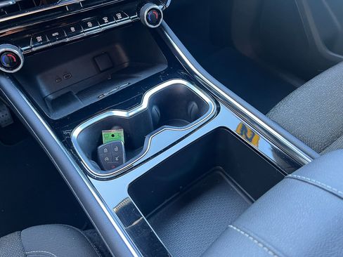 Used 2025 Chevrolet Traverse LT image 28