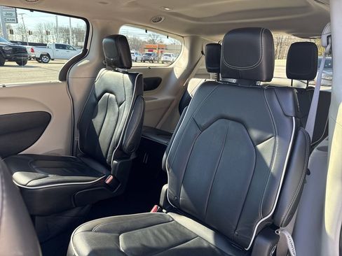 Used 2023 Chrysler Pacifica Limited FWD image 13