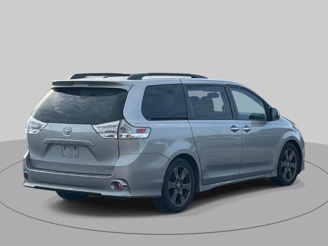 Used 2017 Toyota Sienna SE Premium FWD image 3