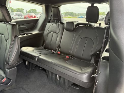Used 2025 Chrysler Pacifica Select FWD image 16