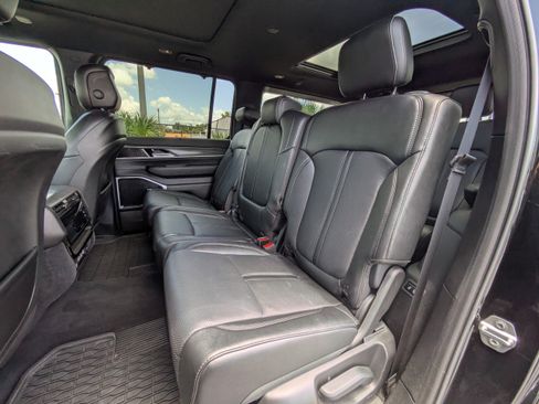 Used 2024 Jeep Wagoneer Series III w/ Premium Group I AWD/4WD image 14