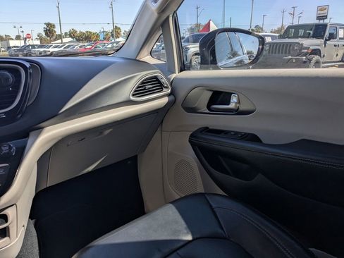 Used 2022 Chrysler Pacifica Touring-L image 18