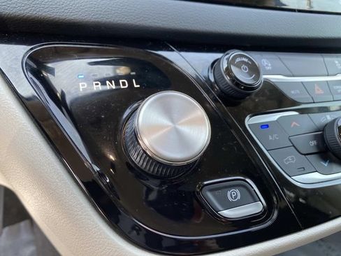 Used 2023 Chrysler Voyager LX FWD image 15