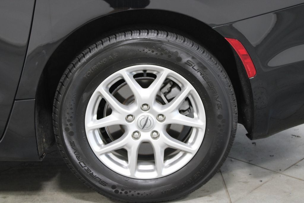 Used 2025 Chrysler Pacifica Select FWD image 17