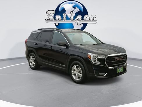 Used 2023 GMC Terrain SLE w/ Driver Convenience Package image 3