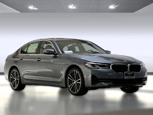 Used 2022 BMW 530e w/ Premium Package image 6