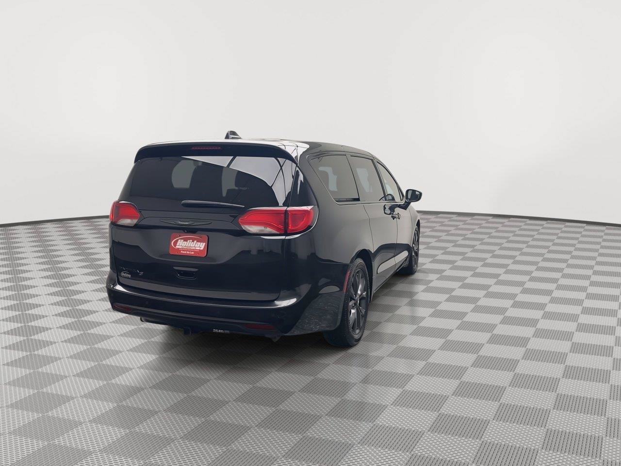 Used 2018 Chrysler Pacifica Touring Plus w/ S Appearance Package FWD image 39