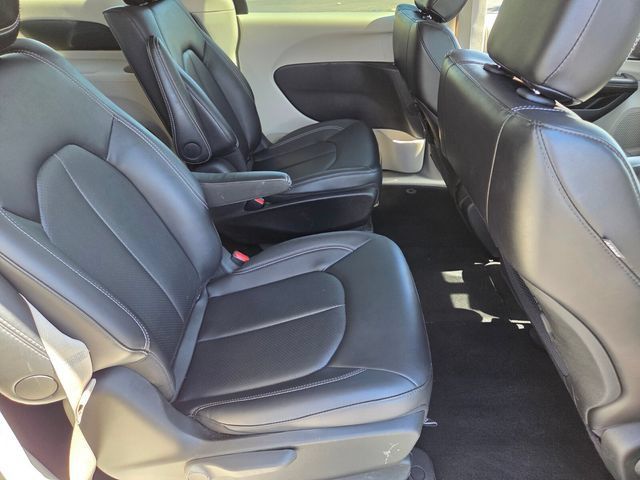 Used 2024 Chrysler Pacifica Limited FWD image 15