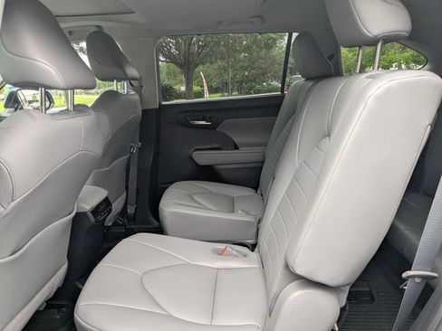 Used 2021 Toyota Highlander XLE AWD/4WD image 13