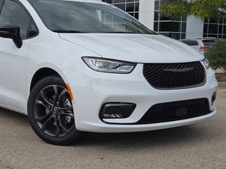 New 2026 Chrysler Pacifica Select video 2