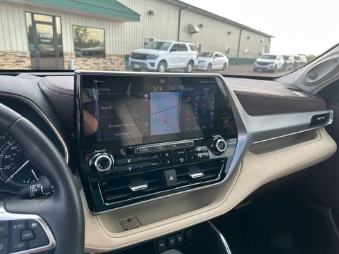 Used 2021 Toyota Highlander Platinum AWD/4WD image 17