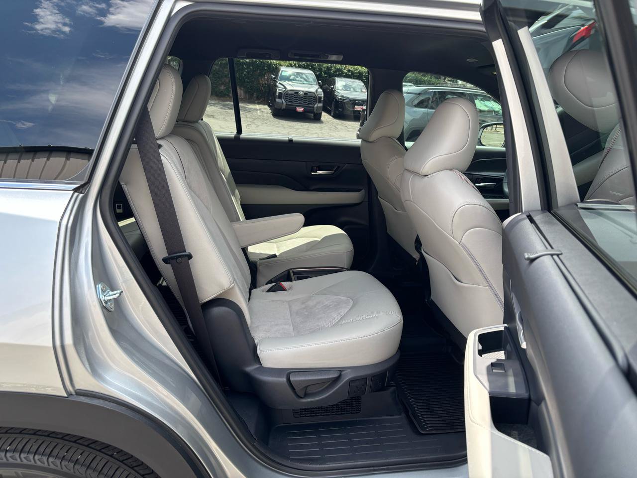 Used 2024 Toyota Grand Highlander AWD Hybrid image 22