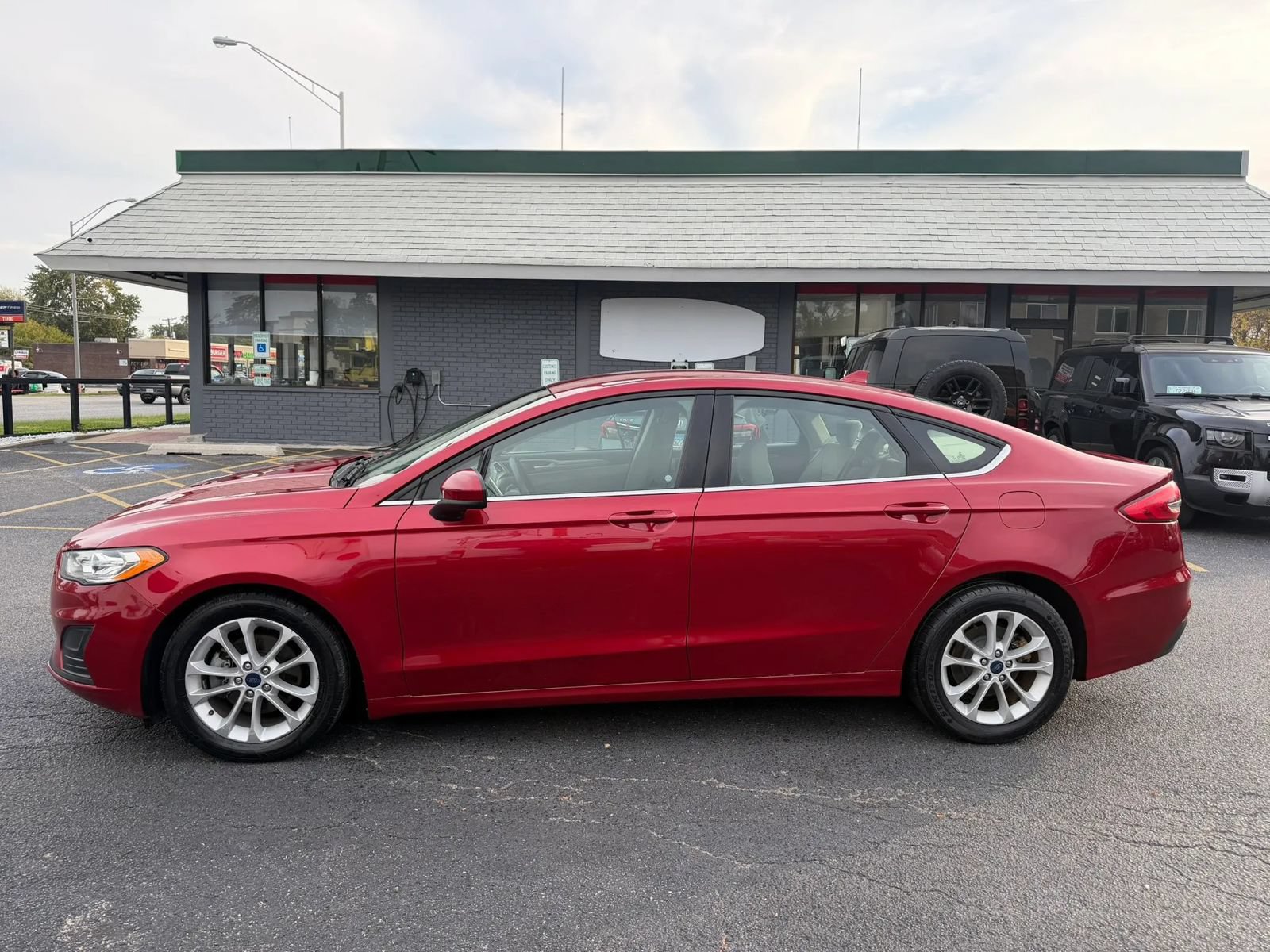 Used 2020 Ford Fusion SE FWD image 3