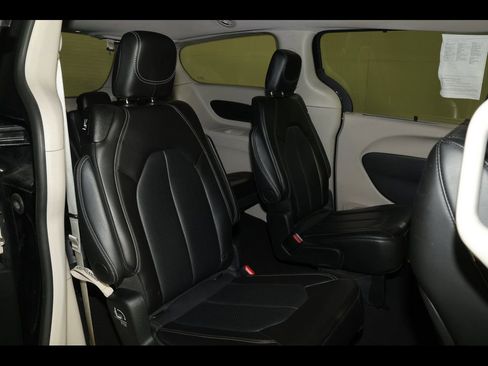 Used 2024 Chrysler Pacifica Touring-L image 27