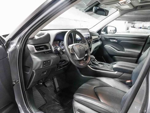 Certified 2023 Toyota Highlander XLE FWD image 18
