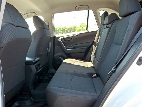 Used 2022 Toyota RAV4 LE AWD/4WD image 11
