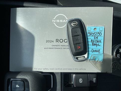 Used 2024 Nissan Rogue S AWD/4WD image 10