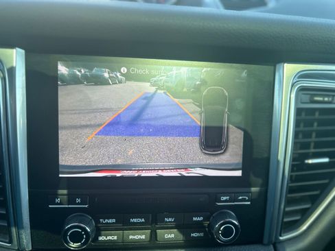 Used 2018 Porsche Macan Sport Edition image 25