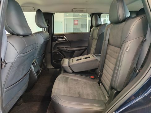 Used 2025 Mitsubishi Outlander SE image 16