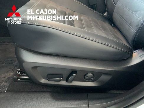 Used 2025 Mitsubishi Outlander AWD image 11