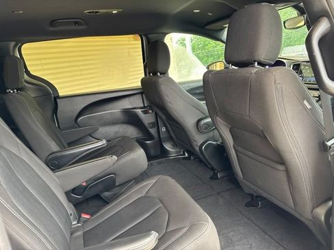 Used 2023 Chrysler Pacifica Touring FWD image 29