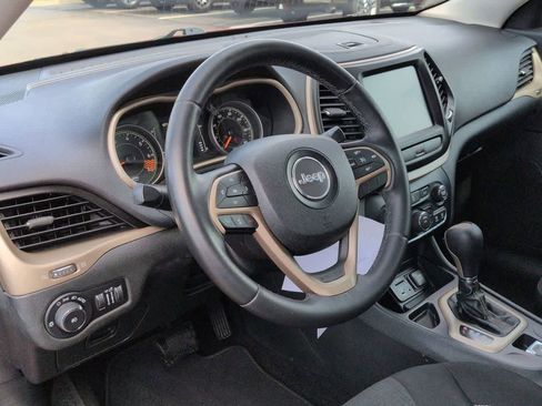 Used 2015 Jeep Cherokee Latitude FWD image 2