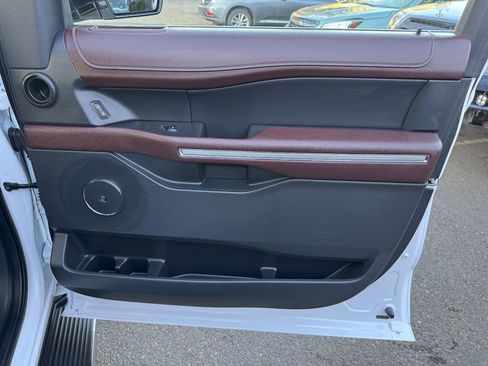 Used 2022 Ford Expedition Limited image 23