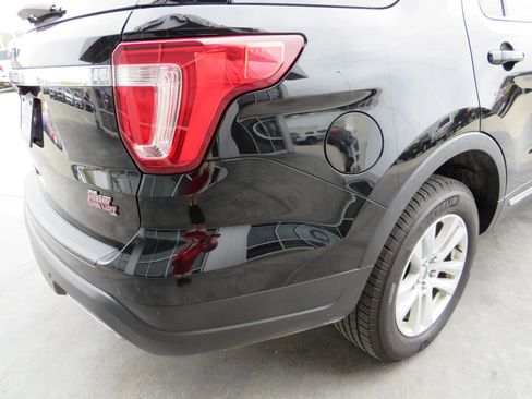 Used 2018 Ford Explorer XLT AWD/4WD image 28