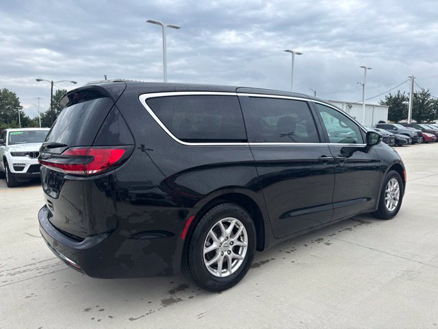Used 2025 Chrysler Pacifica Select FWD image 4