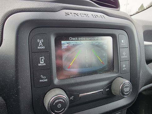 Used 2017 Jeep Renegade Latitude w/ Cold Weather Group image 19