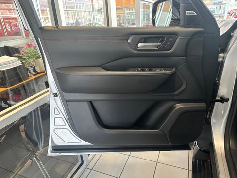 New 2025 Nissan Armada SL w/ Captain's Chari Seat Package image 5