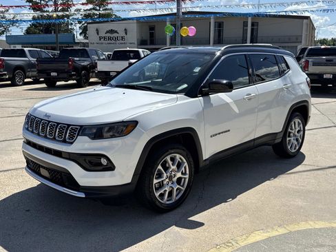 Used 2025 Jeep Compass Limited AWD/4WD image 3