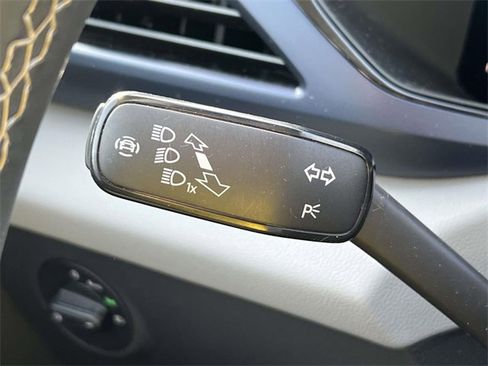 Certified 2022 Volkswagen Taos SE w/ IQ.Drive SE Package image 22