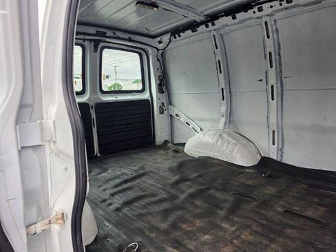 Used 2017 Chevrolet Express 2500 RWD image 27