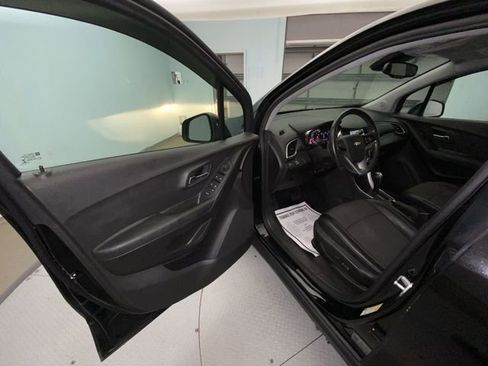 Used 2019 Chevrolet Trax LT w/ LT Convenience Package FWD image 11