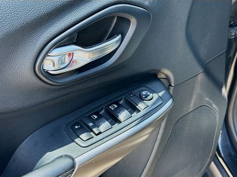 Used 2019 Jeep Cherokee Latitude Plus FWD image 21