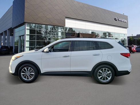 Used 2018 Hyundai Santa Fe SE image 3