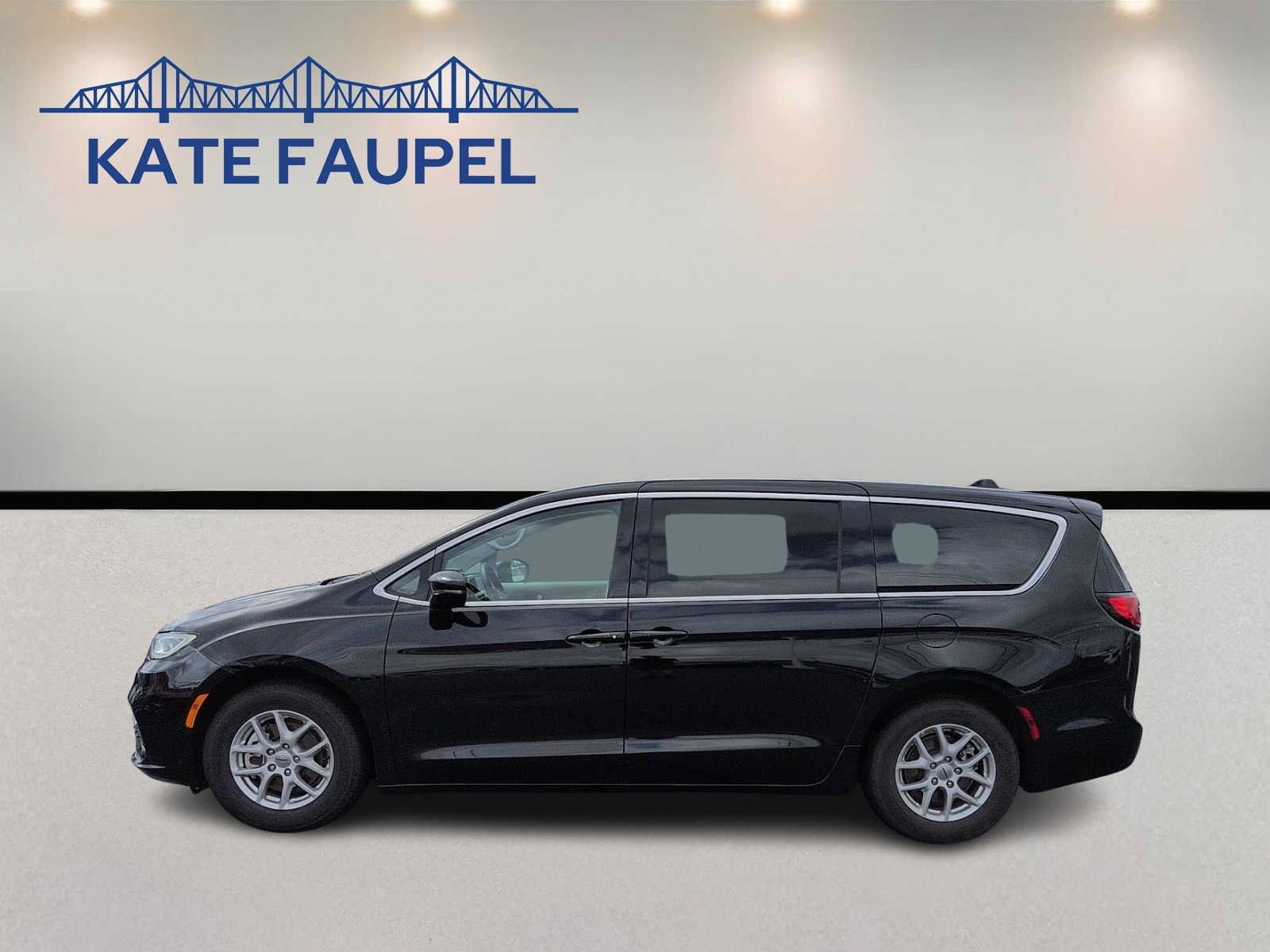 Used 2024 Chrysler Pacifica Touring-L FWD image 4