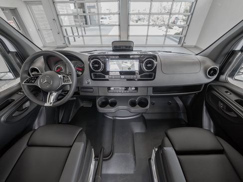 Used 2025 Mercedes-Benz Sprinter 2500 image 8