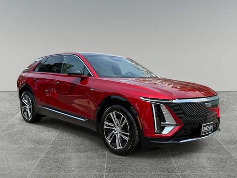 Used 2026 Cadillac Lyriq Luxury w/ LPO, Floor Liner Package AWD/4WD image 9